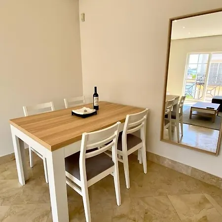 2-bedroom In Newtown W Pool Daire *