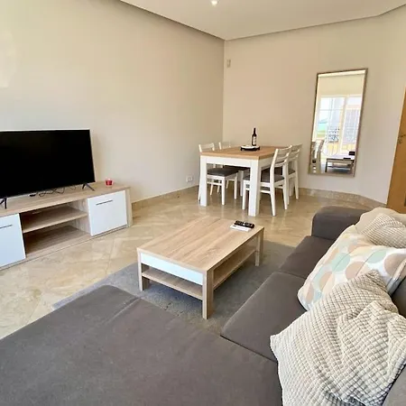 2-bedroom In Newtown W Pool Lägenhet