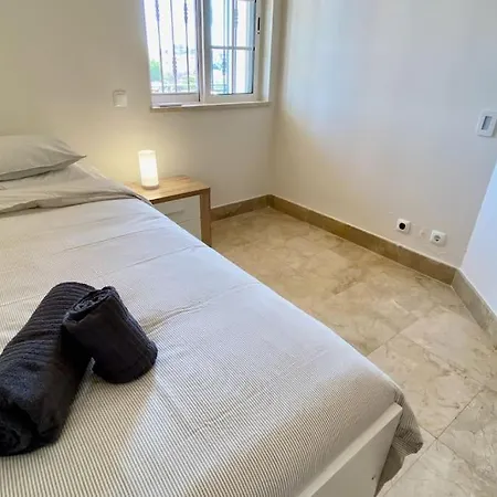 Lägenhet 2-bedroom In Newtown W Pool *