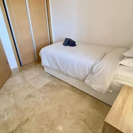 Апартаменти 2-bedroom In Newtown W Pool